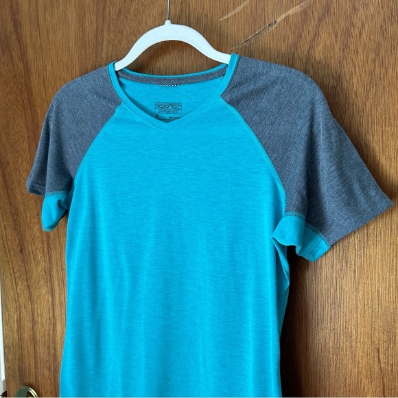 Patagonia Women’s Short-Sleeved Nine Trails Shirt Blue Turquoise and Gray - Picture 2 of 5